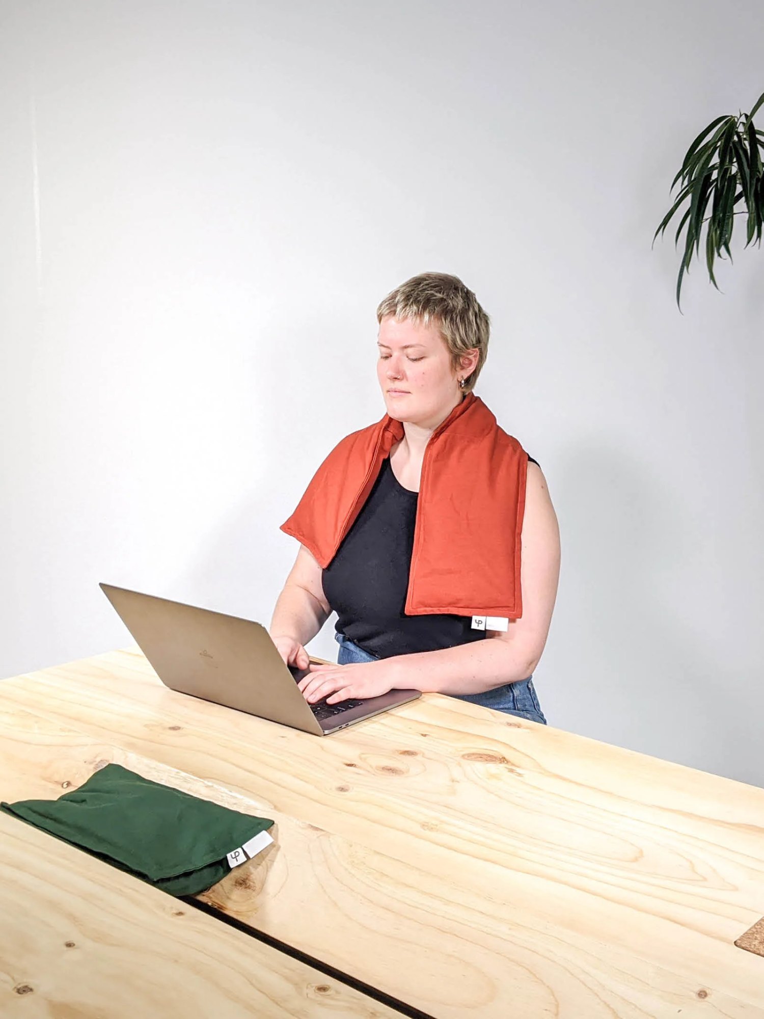 This weighted cushion is stuffed with rice and dried lavender to provide the ultimate comforting feeling. These cushions also help to improve back posture.