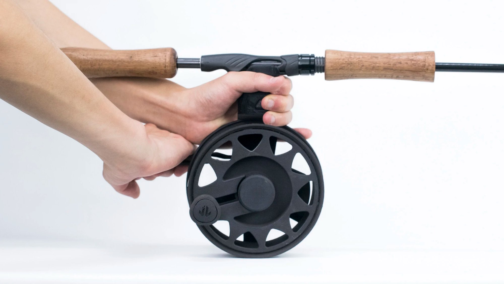 Operation of the reel, with one hand on the grip and the other to manipulate the brake lever