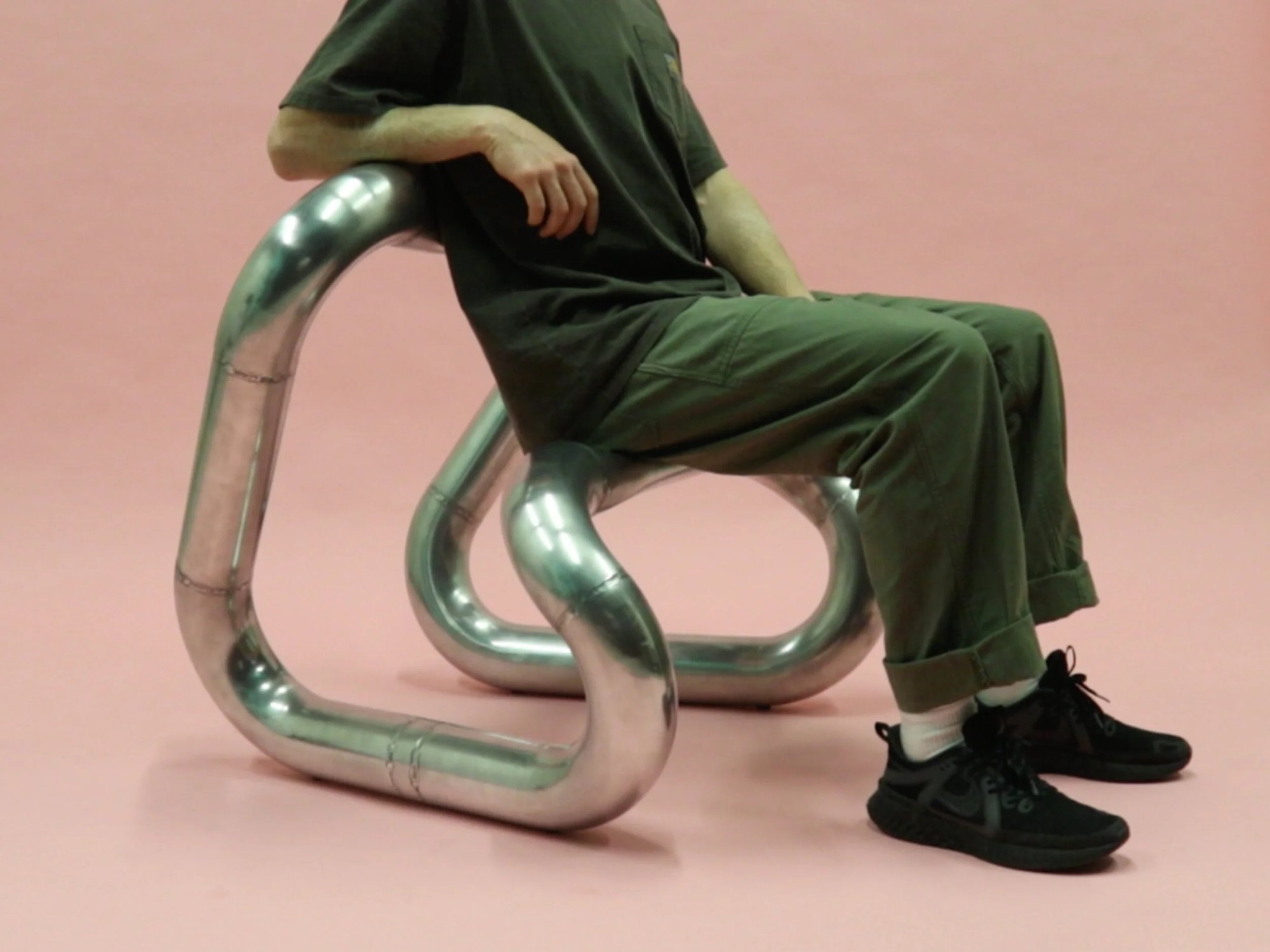 User scenario: Tusk’s form and dimensions allow for a variety of uses, with material selection suiting interior and outdoor environments. Rubber feet on the underside allow for stability on uneven surfaces.