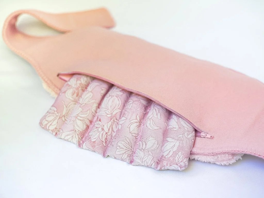 The model displaying the rice heat pack inside the back zipper pocket.