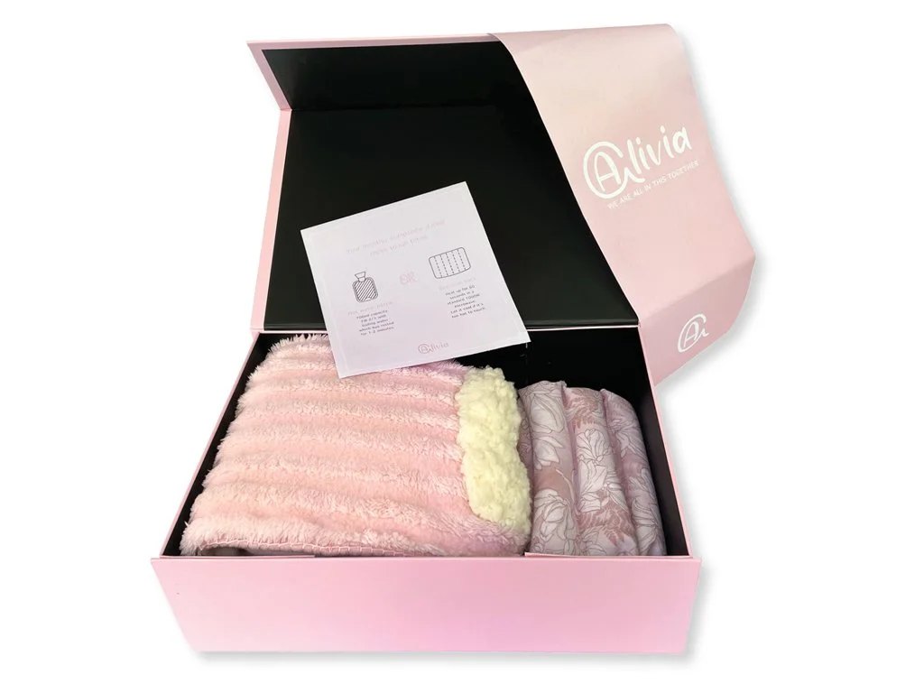 The logo and packaging design featuring the model, rice heat pack and instruction card.