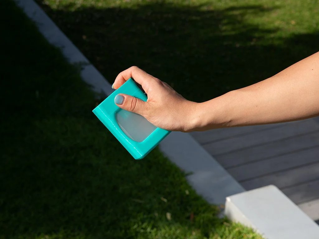 The Inhalo in travel mode in a user’s hand.