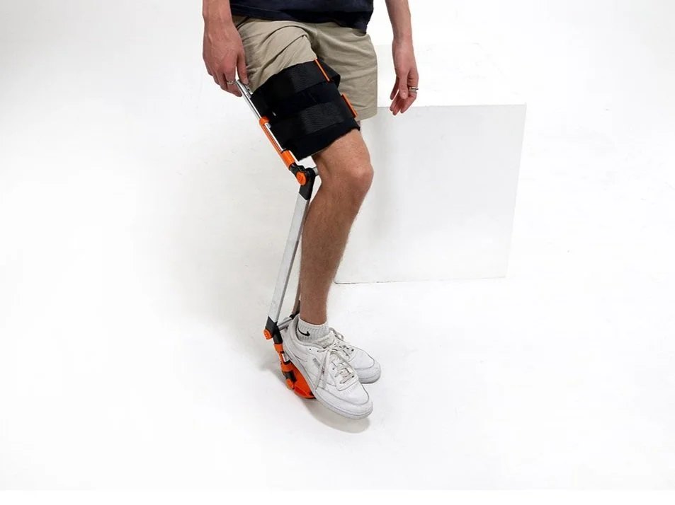 The device places the user’s weight on their thigh, ensuring that the injured lower leg is non-weight bearing.