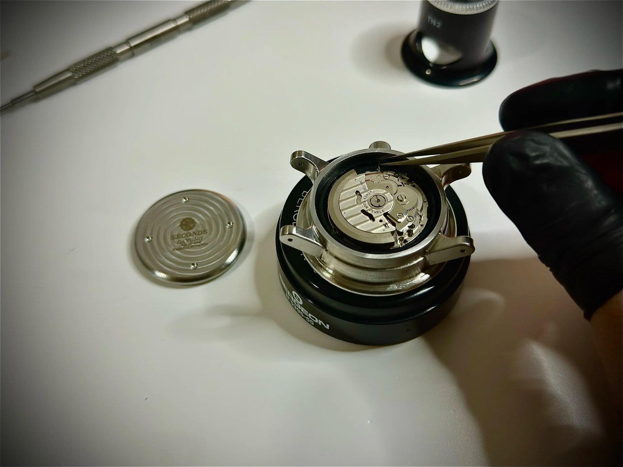 Assembly of the case and movement