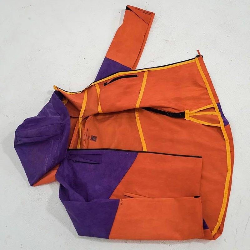 Internal construction: Fully seam-sealed jacket with silk seam tape.