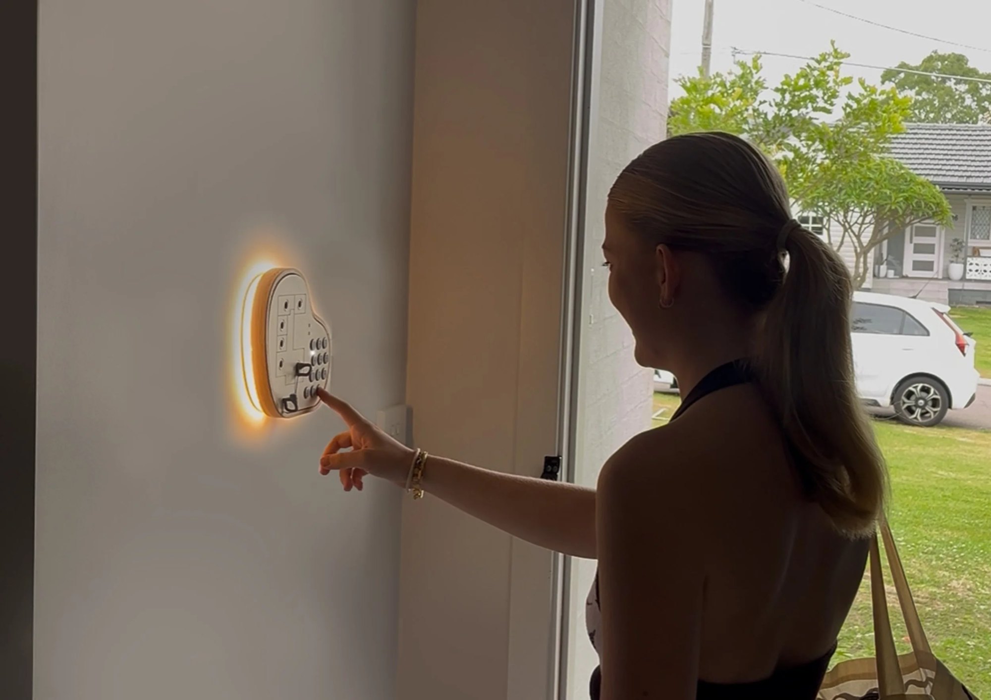Designed for single-handed use at the home's front door, where the control panel is installed, enabling quick, efficient interaction when time is limited.