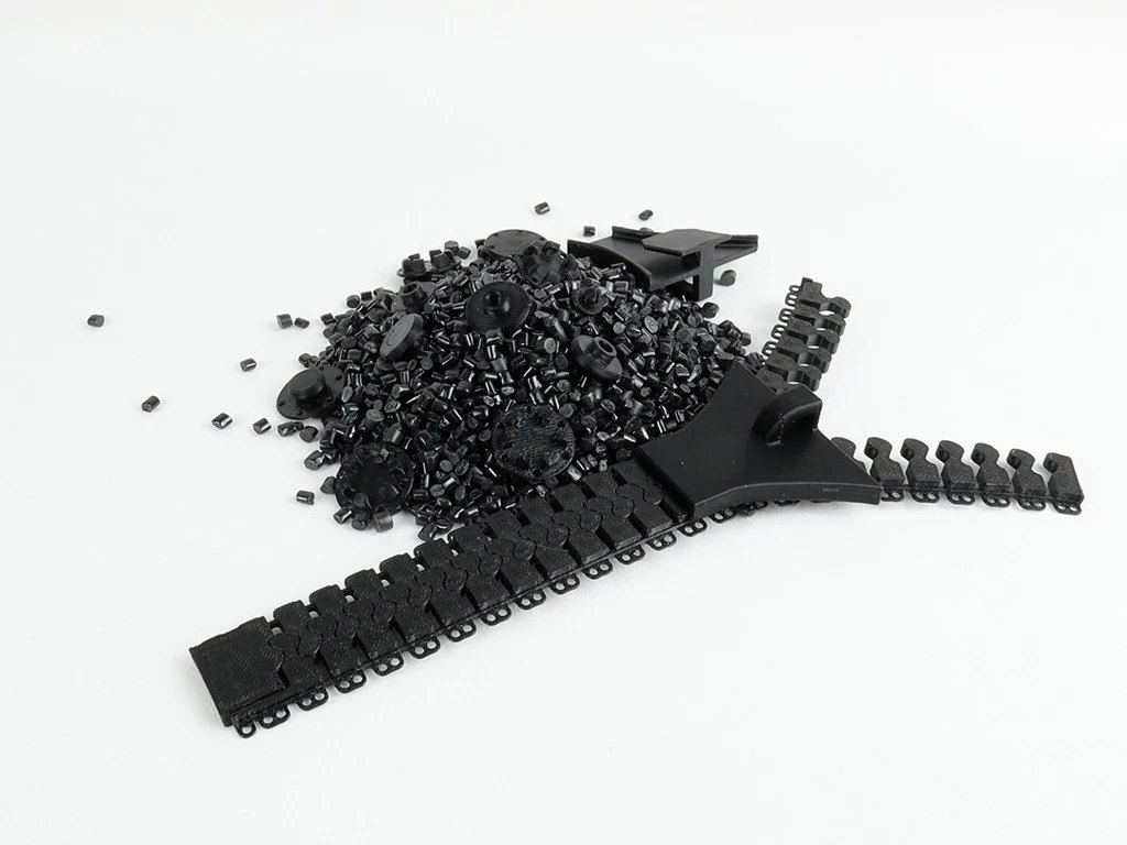 Pile of PolyTexx pellets with PETG test models