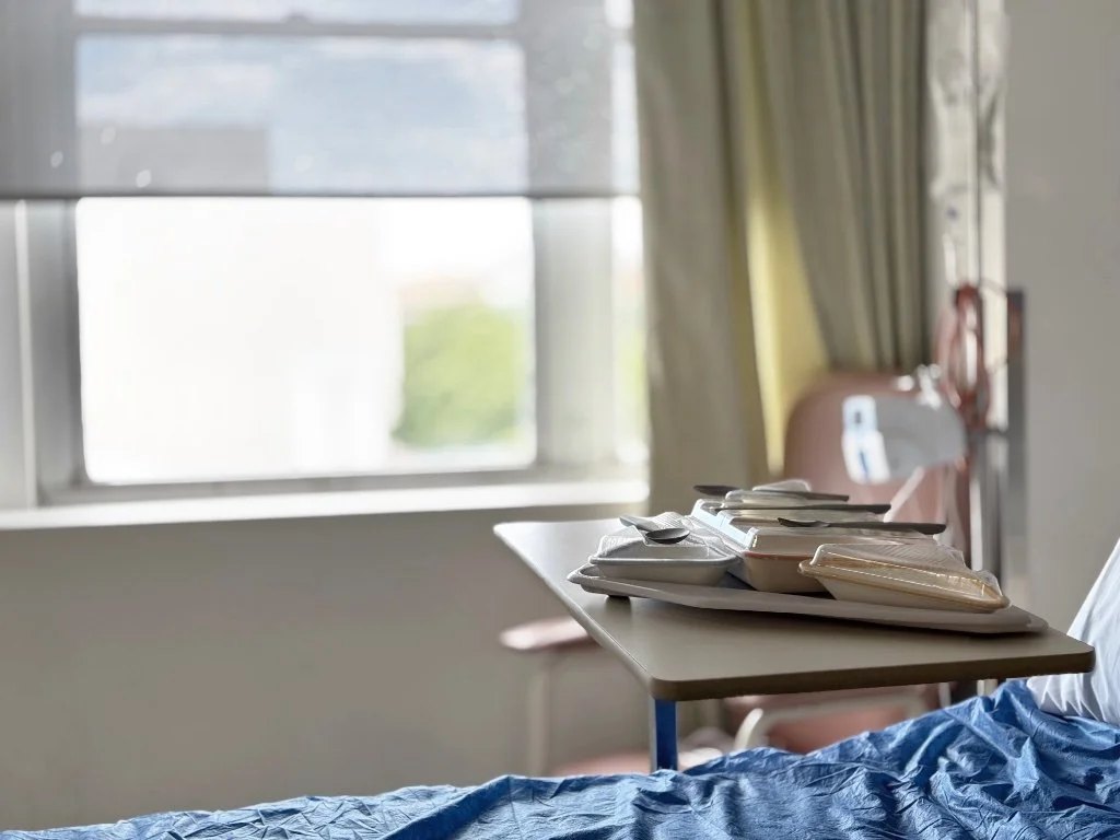 Pyron in situ, on a hospital bed table